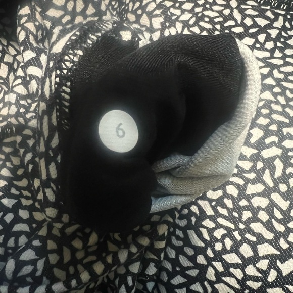 Lululemon Black and White Leggings size 6 - Picture 5 of 8